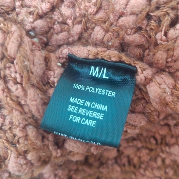 Oversized Knit Off Shoulder Sweater Size M/L - Picture 4 of 8